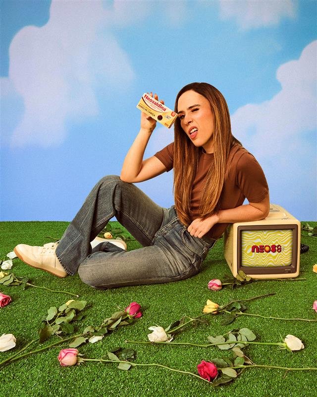Tatá Werneck estrela campanha de Neosaldina com humor e nostalgia