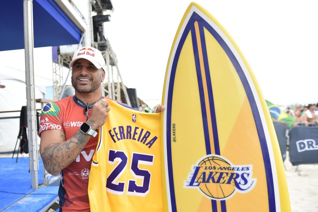 WSL e LA Lakers Brasil presenteiam surfistas em Saquarema com uniformes personalizados