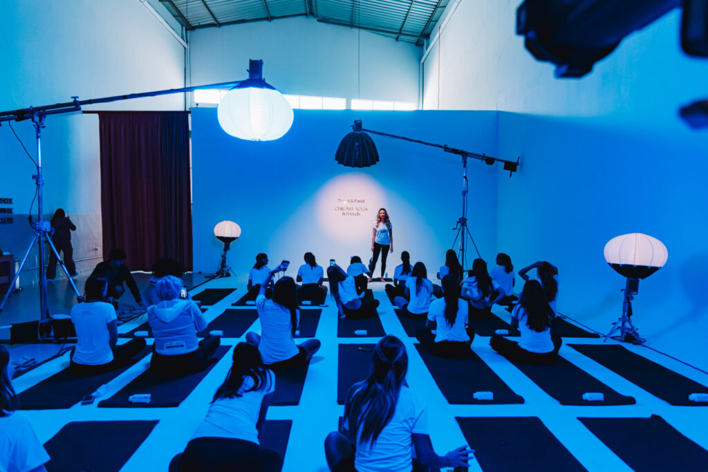 Chroma Yoga ganha força no Brasil com evento da Track&Field