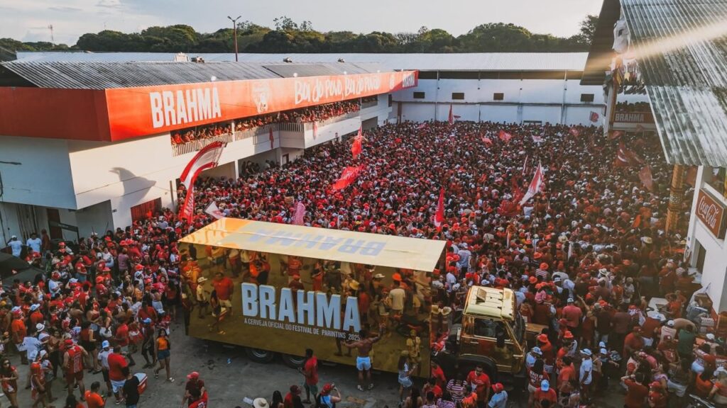 Brahma celebra título do Garantido com caminhão dourado em Parintins