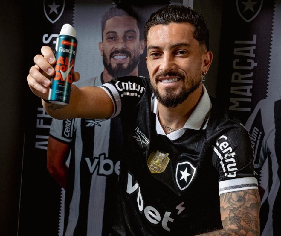 Alex Telles entrega calção a torcedor e revela novo desodorante corporal da Rexona