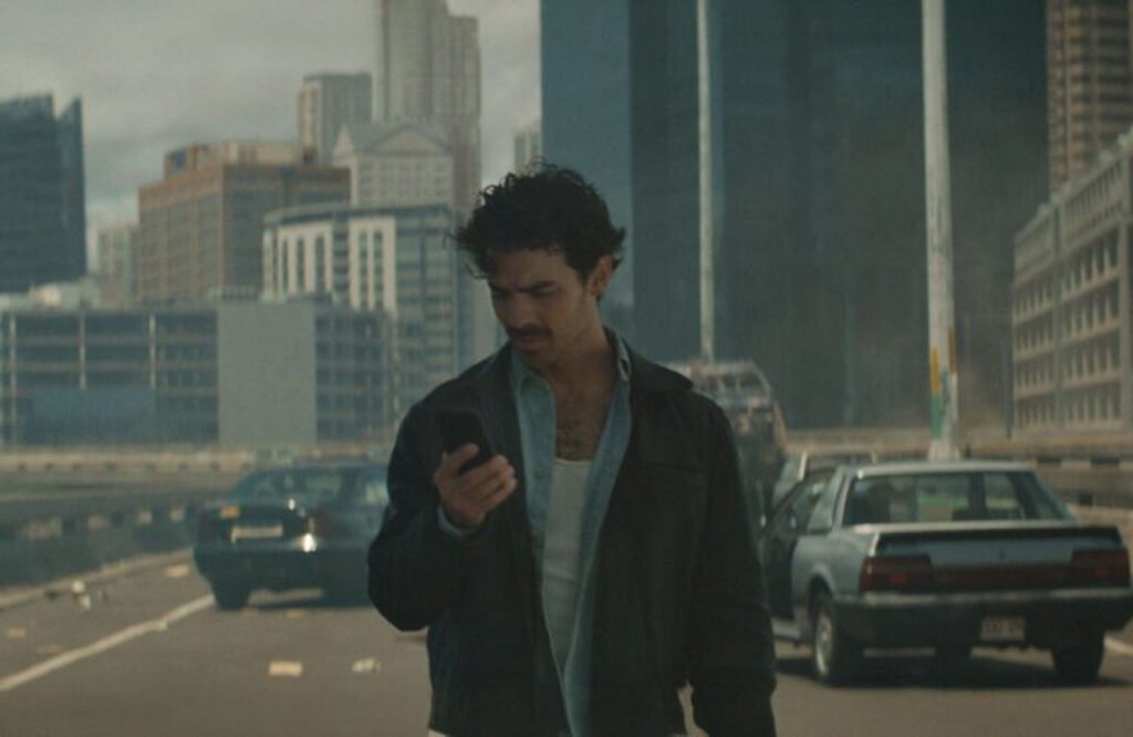Joe Jonas estrela nova campanha da Heineken incentivando conexões presenciais