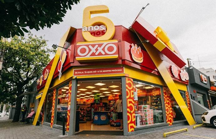 OXXO comemora 5 anos com linha de roupas e descontos de até 40%