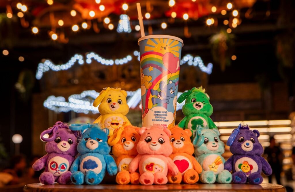 Cacau Show apresenta bebida de chocolate com chaveiros colecionáveis dos Ursinhos Carinhosos