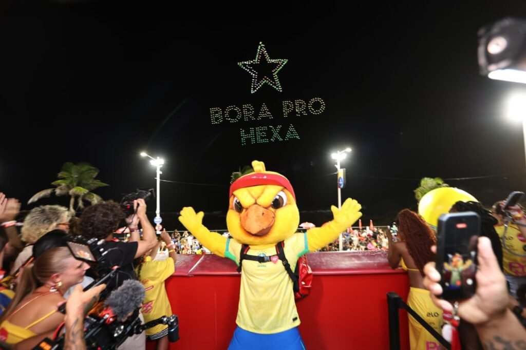 Canarinho ganha homenagem do iFood com 600 drones no céu de Salvador