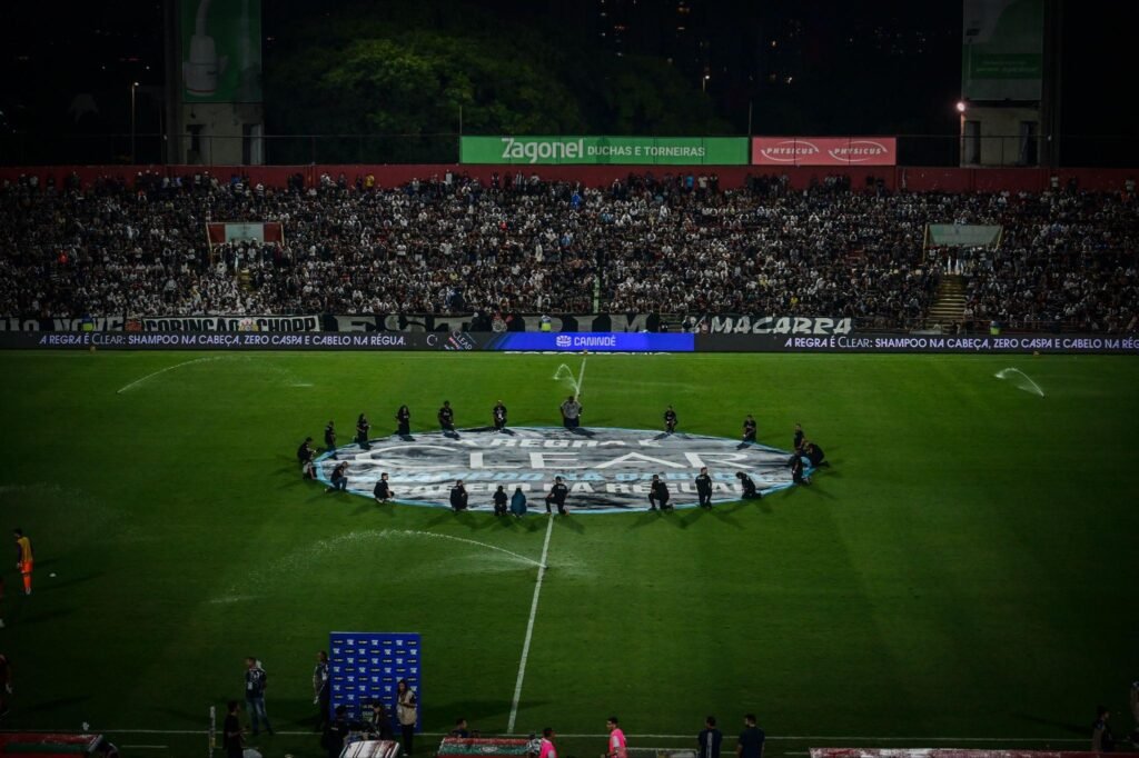 Clear ilumina o Canindé e realiza ação durante quartas de final do Paulistão