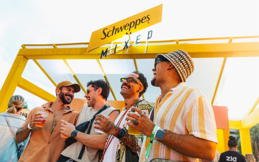 Schweppes Mixed amplia presença no Carnaval 2026 com novo sabor Caipivodka Maracujá