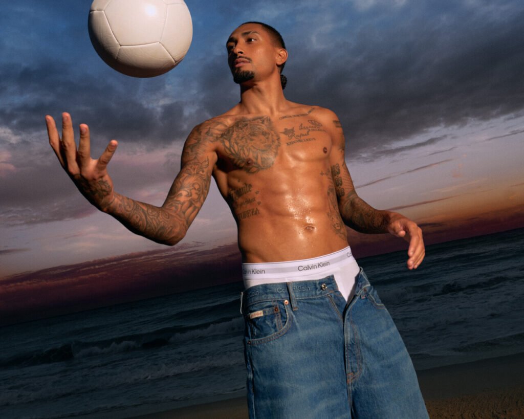 Calvin Klein lança campanha com Raphinha e foco em performance