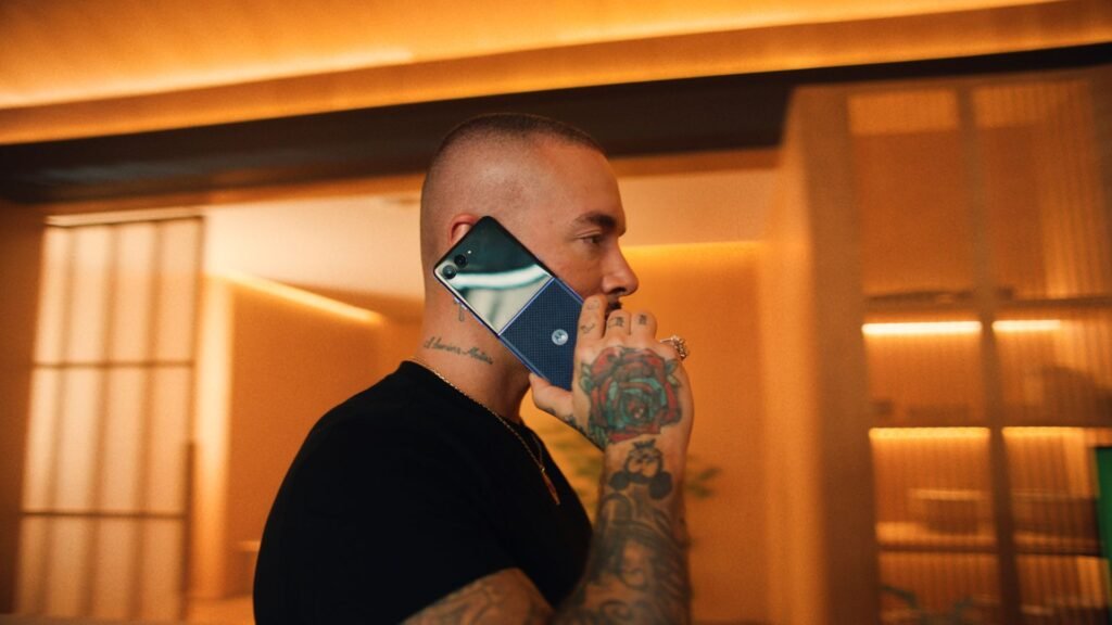 Motorola lança campanha global de futebol com participação de J Balvin