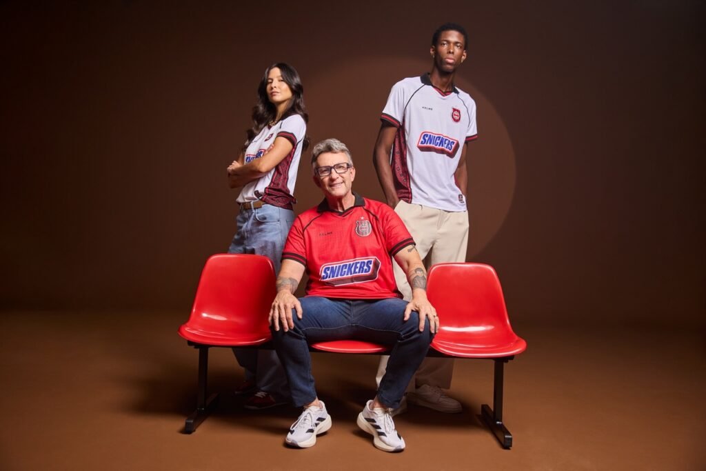 Craque Neto protagoniza campanha da Snickers inspirada no universo do futebol