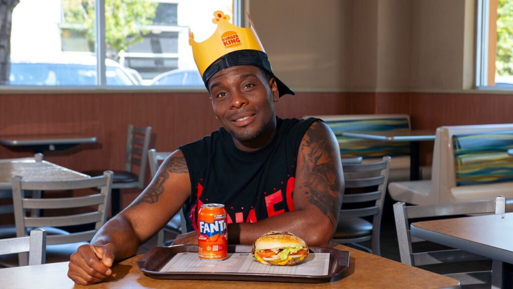 Kel estrela campanha do Burger King para marcar chegada da Fanta ao cardápio