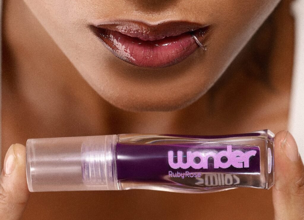 Ruby Rose lança linha Wonder com 19 produtos de maquiagem