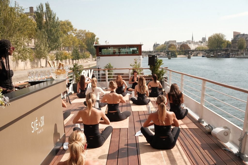 Six e Sié celebram Paris Fashion Week com aula de Pilates no Sena