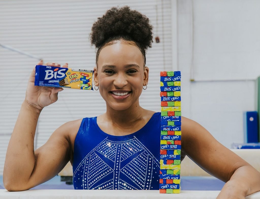 Rebeca Andrade estrela campanha de Bis inspirada no jogo Uno Stacko